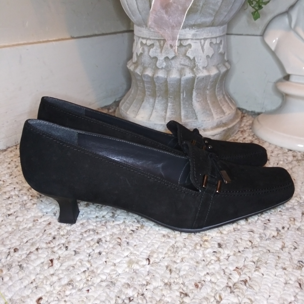 Vintage 90's/Y2k Stuart Weitzman Black Suede Pumps - Picture 11 of 11